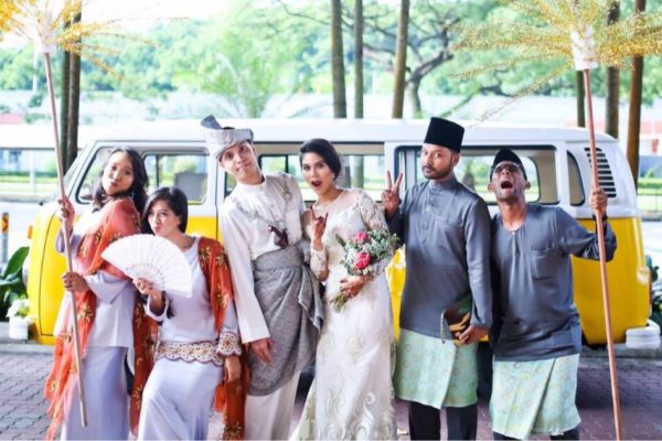 T2 Yellow Baywindow Kombi- Wedding Group Shot